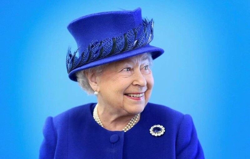 胸針穿搭高手是她!認識英國女王的經典收藏,搭配選擇也暗藏玄機