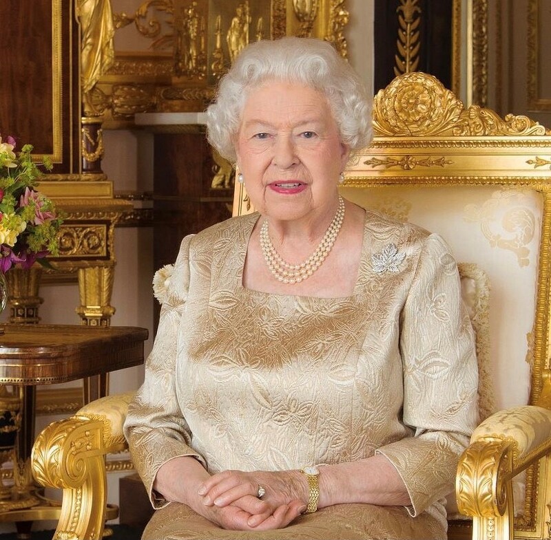 胸針穿搭高手是她!認識英國女王的經典收藏,搭配選擇也暗藏玄機