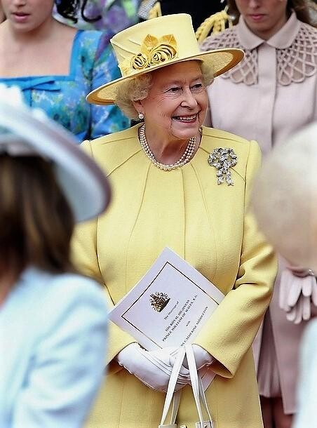 胸針穿搭高手是她!認識英國女王的經典收藏,搭配選擇也暗藏玄機