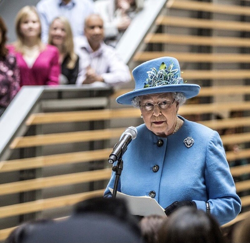 胸針穿搭高手是她!認識英國女王的經典收藏,搭配選擇也暗藏玄機