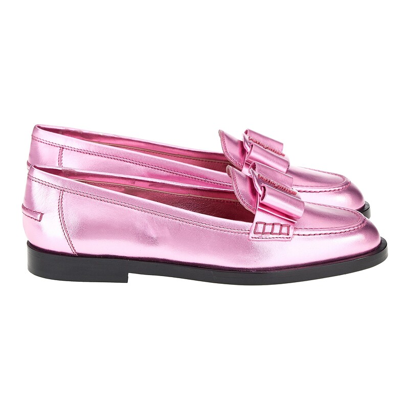 Salvatore Ferragamo 粉色樂福鞋,NT25,900。