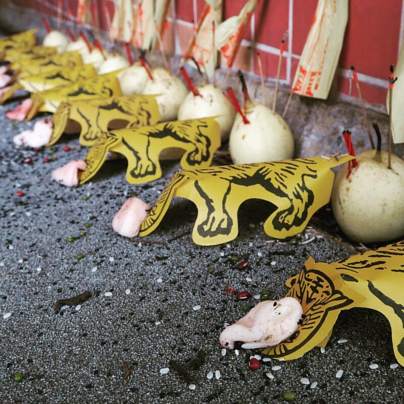 ▲香港有拜白虎、打小人的風俗。(示意圖/翻攝自Flickr作者yuen yan)