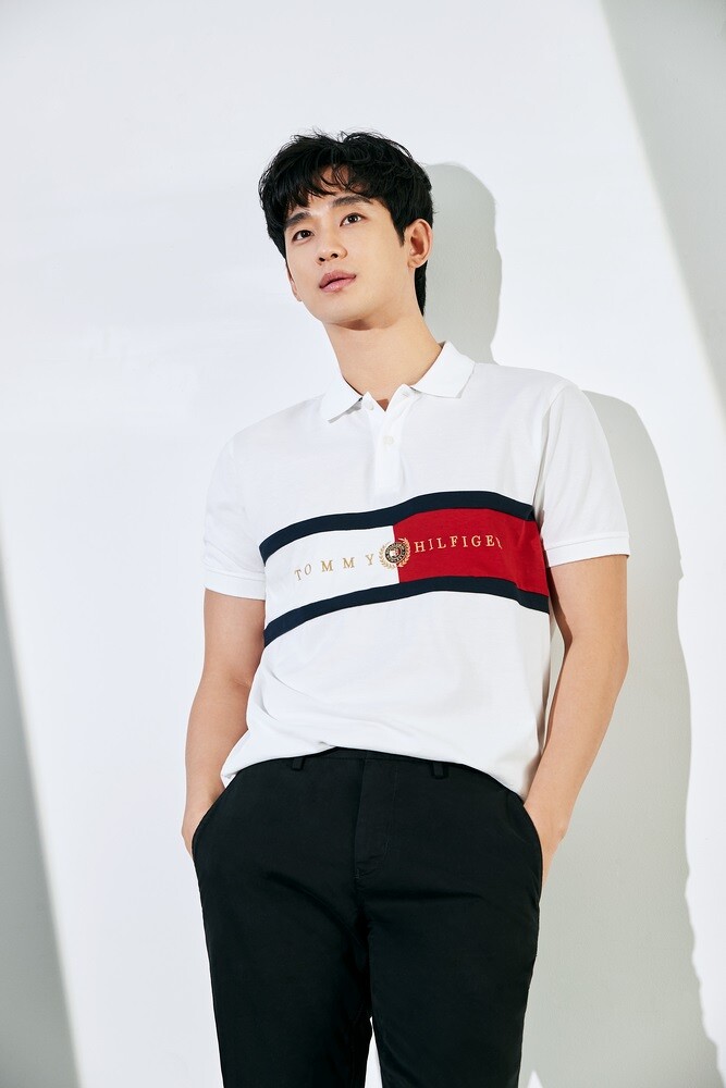 金秀賢續約Tommy Hilfiger品牌大使！經典T-Shirt、Logo小包…不用4千的服裝、包包推薦