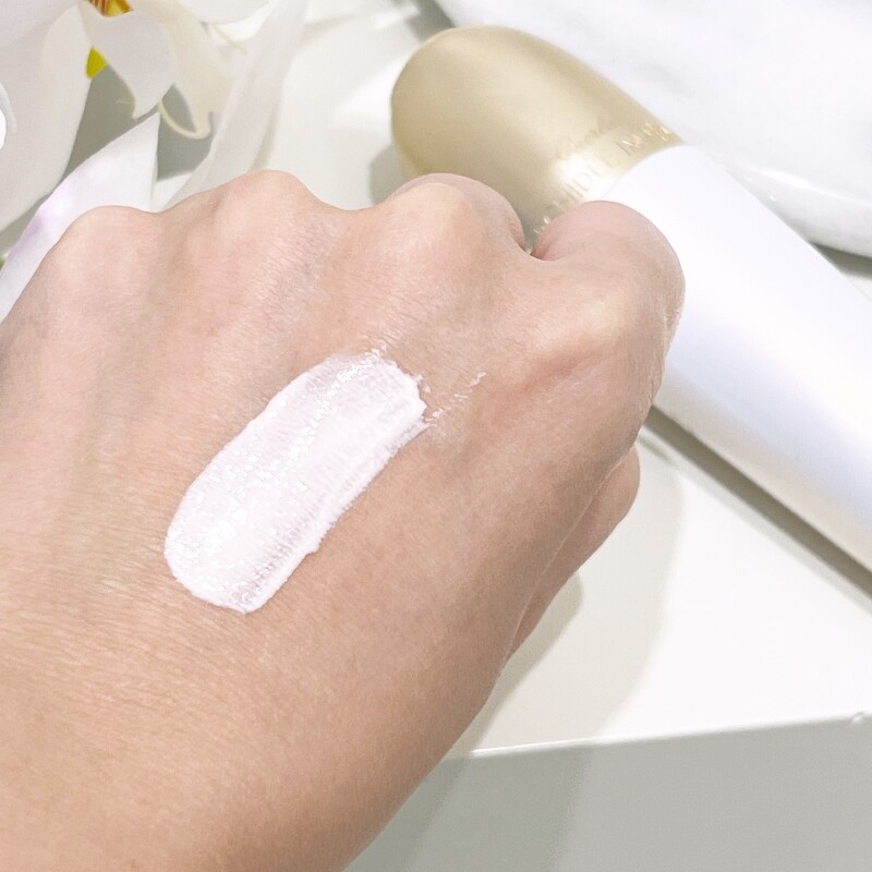 嬌蘭蘭鑽氧蘊極光白金隔離乳有淡淡玫瑰粉色,可為肌膚帶來微紅潤與光澤感。