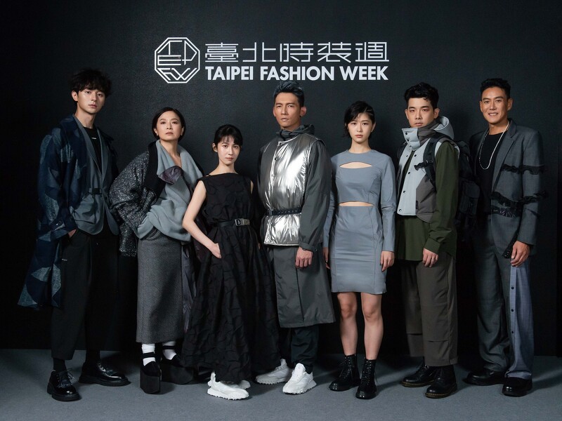 永續時尚機能開幕秀走秀藝人(左起:張軒睿、謝瓊煖、連俞涵、溫昇豪、江宜蓉、胡瑋杰、加賀美智久)