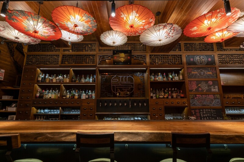 以紙傘裝飾,搭配傳統中藥櫃做成的吧台,有濃厚的中式風格。