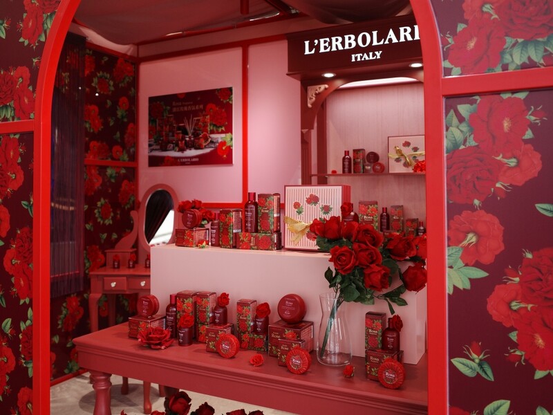 L‘ERBOLARIO蕾莉歐緋紅莊園陳列最新上市的緋紅玫瑰香氛系列單品。