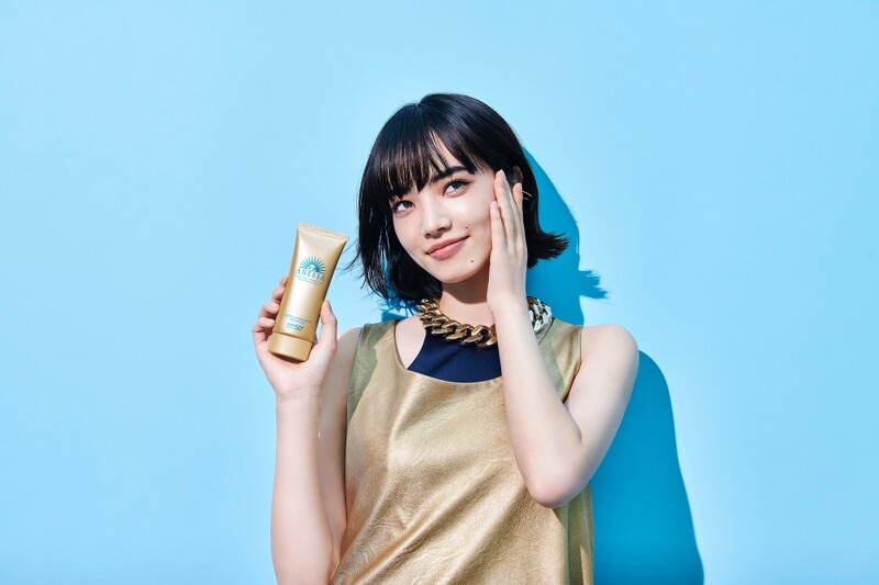 日本時尚新女神小松菜奈(Komatsu Nana)自然健康形象,2022年受邀擔任安耐曬年度代言人,也透過形象展示,讓大眾一窺頂流女星容光始終健康明亮的秘訣-金鑽水透妍妝前乳N。
