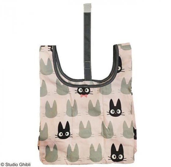 先行販售商品的「捲捲環保午餐袋 魔女宅急便 吉吉剪影」$380,寬底設計且大小適中,陪著大家開心購物作環保