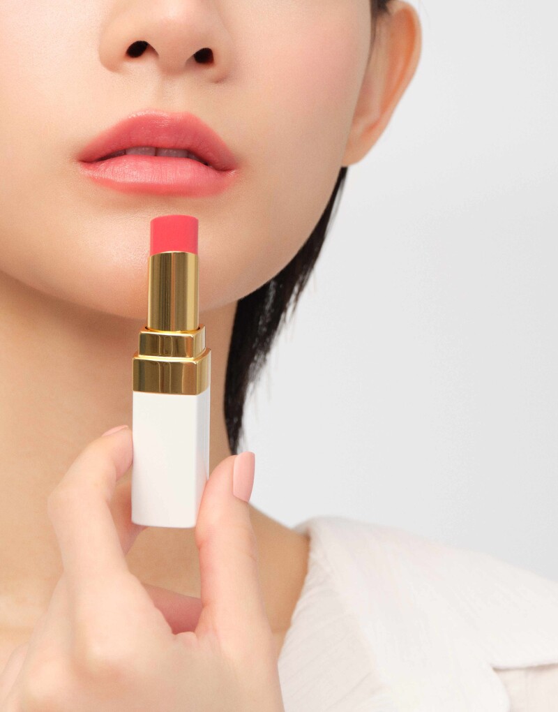 打造寶寶水嫩qq唇 閉眼入手香奈兒coco 持色潤唇膏 時髦白管 天然水潤 色色絕美 快讓小香唇色把平凡日常變成幸福小日子 Marie Claire 美麗佳人