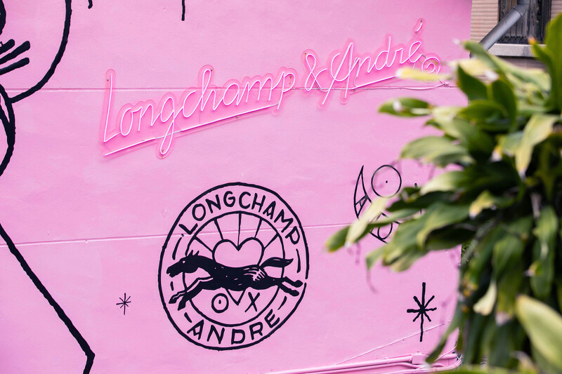 André為此次合作所繪製出的聯名logo,原本奔騰的Longchamp駿馬也變身為可愛塗鴉