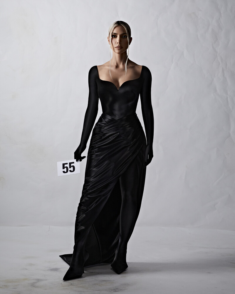 巴黎世家第51季高訂大秀新娘禮服花費313天製作，最吸睛是音響手提包