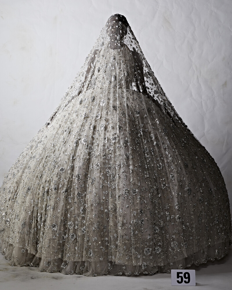 巴黎世家第51季高訂大秀新娘禮服花費313天製作，最吸睛是音響手提包