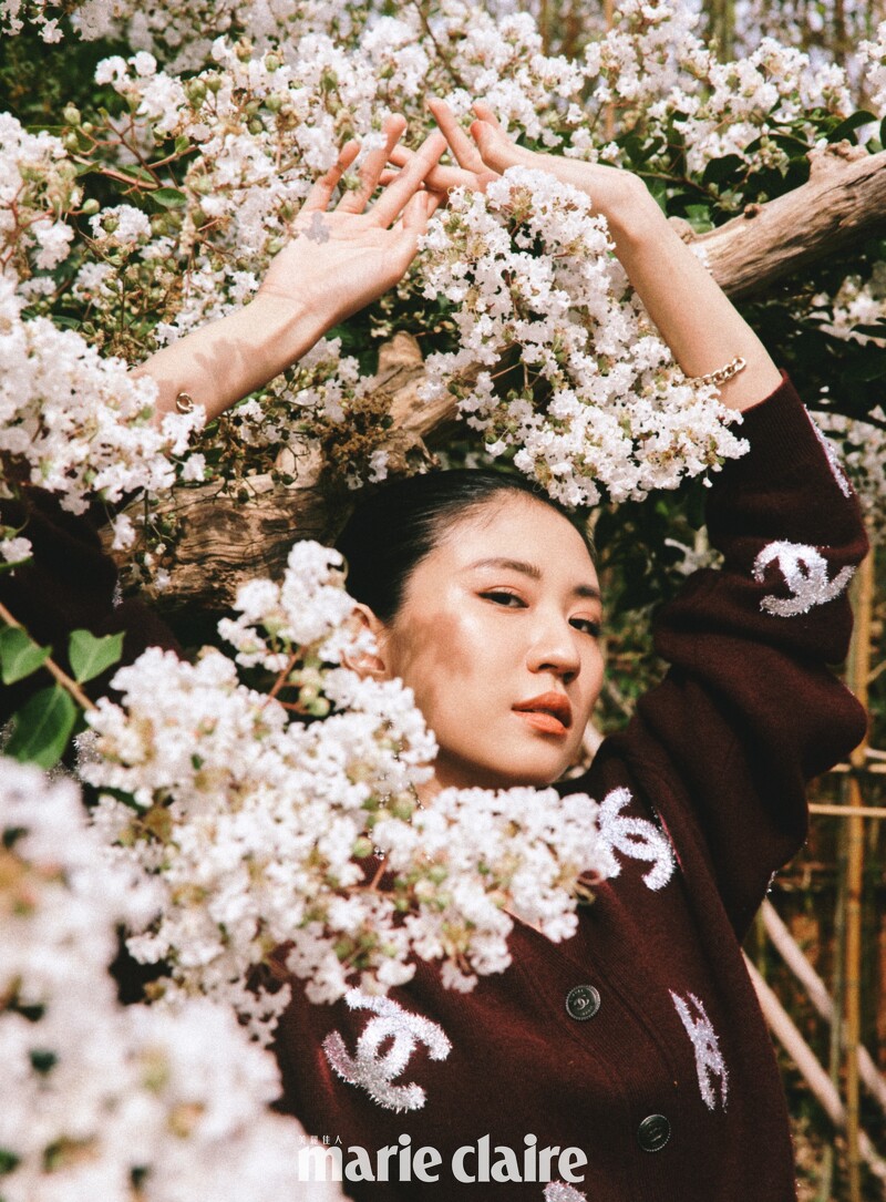 酒紅色刺繡圖紋針織衫、長耳環、手環,all by Chanel。