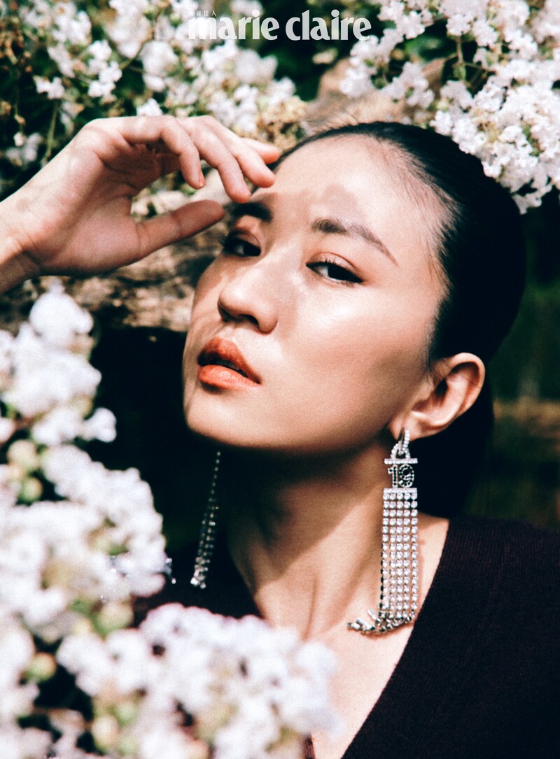 酒紅色刺繡圖紋針織衫、長耳環,both by Chanel。