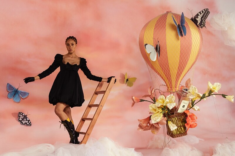 Jo Malone London全球品牌大使Adwoa Aboah演繹英國梨與小蒼蘭奇幻迷人的香氛世界。