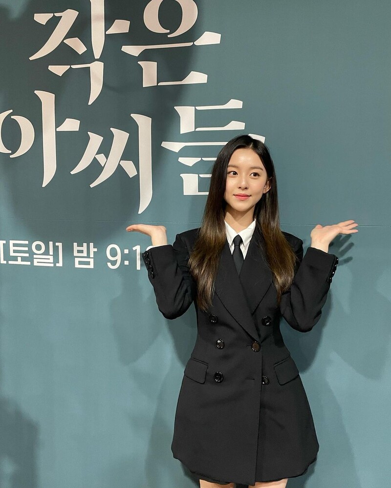 《小女子》朴持厚私服既甜美又率性！皮夾克、針織衫…秋冬穿搭靈感就看她