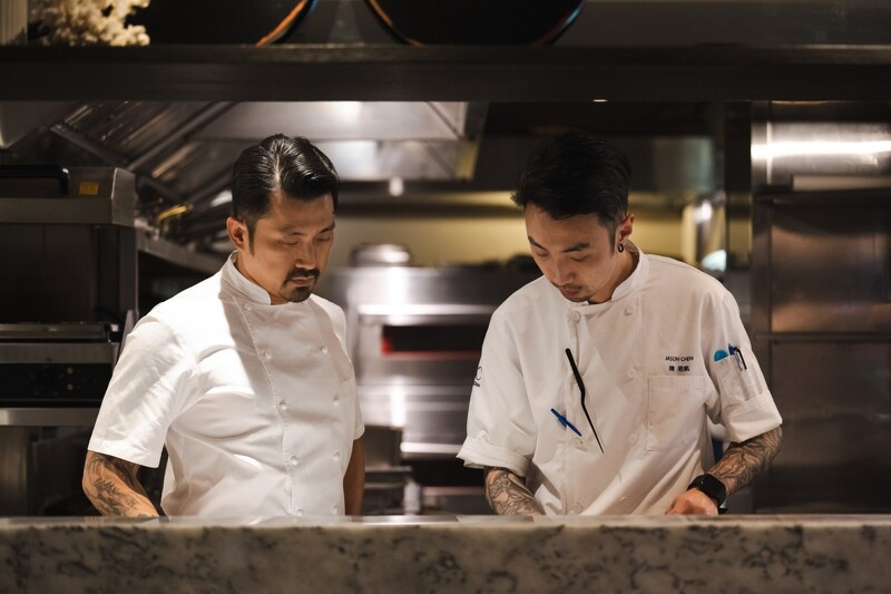 左為主廚兼經營者林明健(Chef Kin),右為陳思凱主廚(Chef Jason)。
