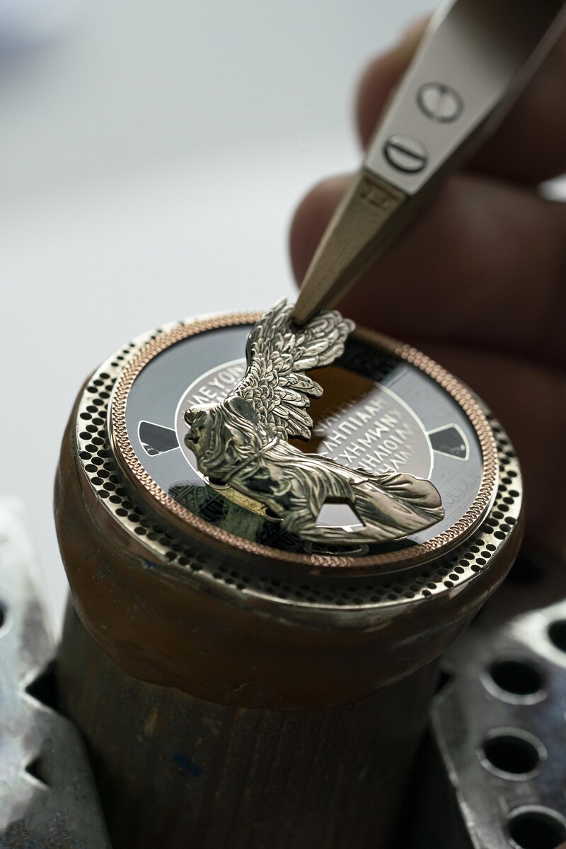 腕錶經過金屬噴鍍工藝描繪勝利女神的英姿