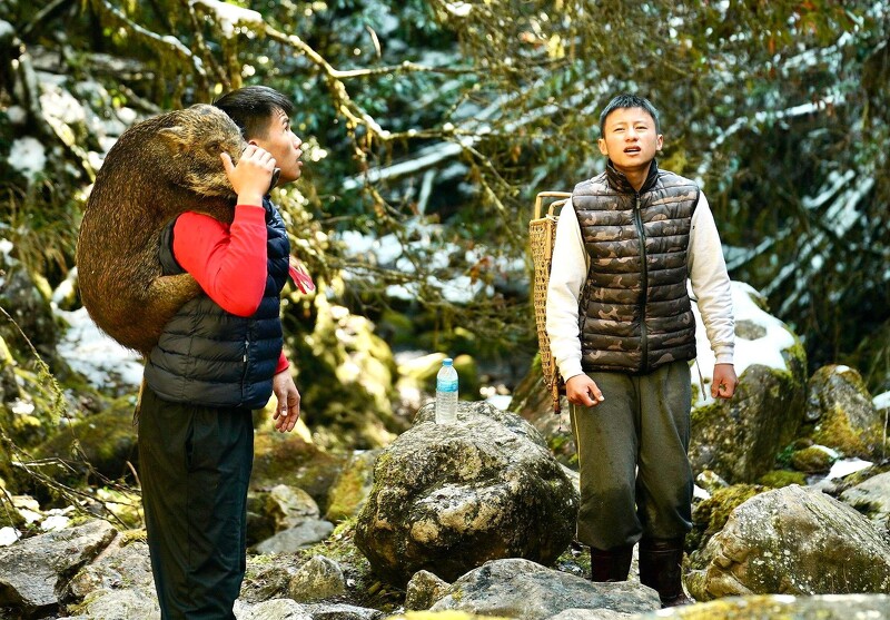 張祖鈞(右)和陳宇在《哈勇家》一開場的深山雪景戲,展現如真實生活般的絕佳默契