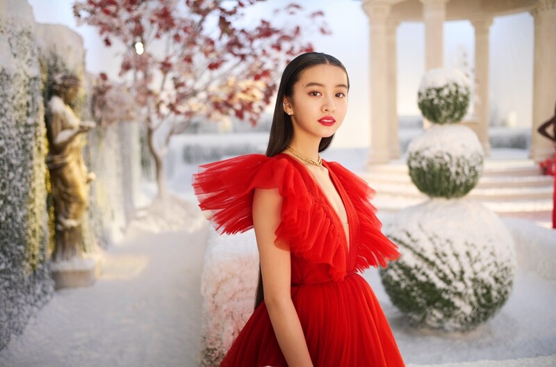 雅詩蘭黛全球代言模特木村光希,於雅詩蘭黛冬日幻境,向水晶球許下夢幻心願。