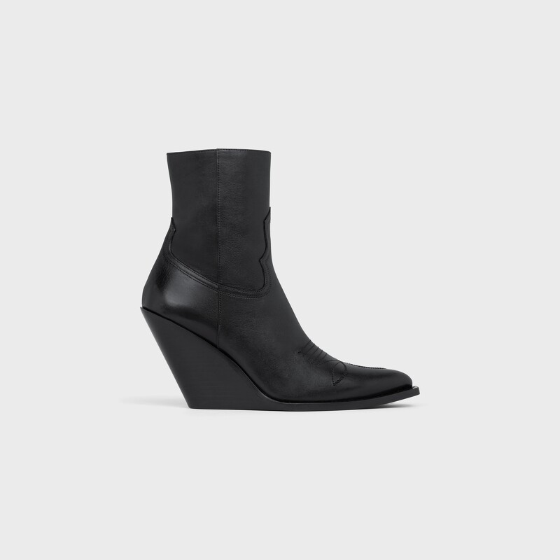 CELINE 皮革楔型短靴,NT43,500。