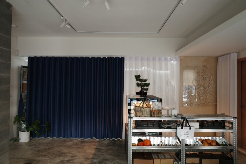 Kvadrat 的藍色窗簾。