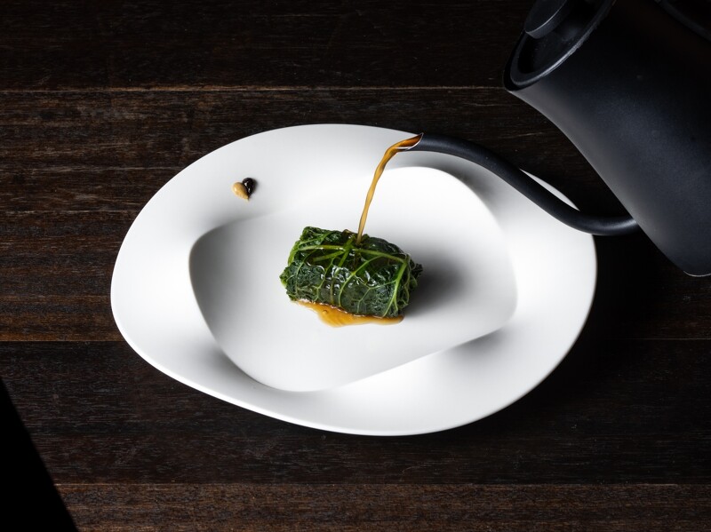 以熟悉的「高麗菜捲」為範本,呈現了和風洋食另一種面貌。