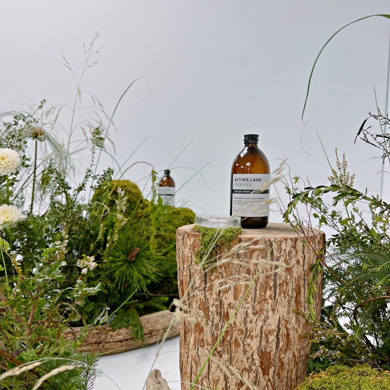 Studio Doe x Attirecare雪松＆岩蘭草精緻衣物洗衣精與雪松＆岩蘭草衣物柔軟精實品。