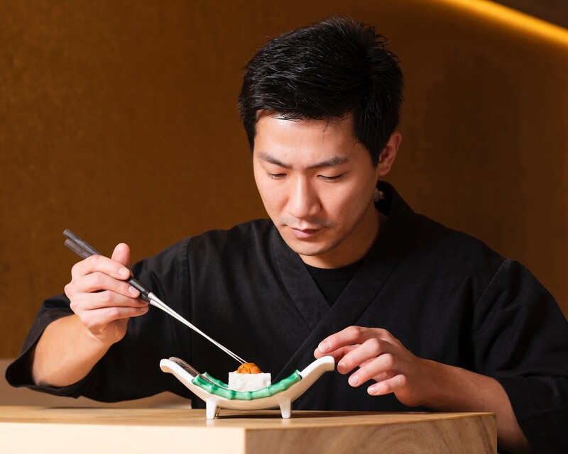 新到任的日籍料理長門間賢彥(Momma Tadahiko)。