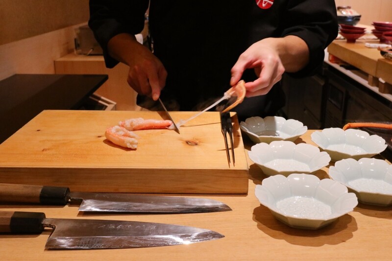 料理長更堅持悉心逐一去除硬殼雜刺。