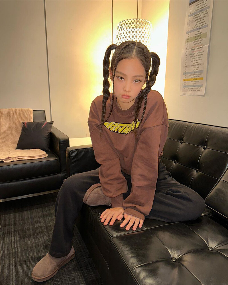 Jennie大學Tee穿搭