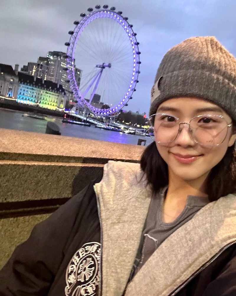 Jisoo毛帽穿搭