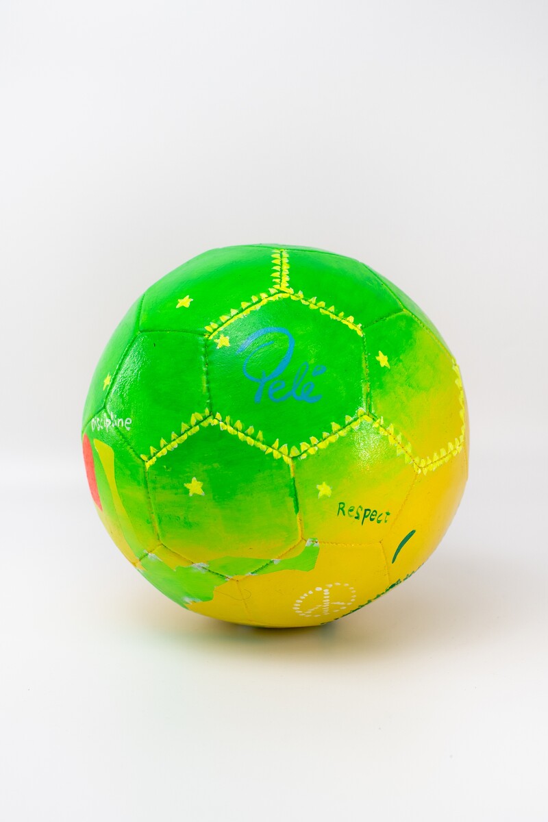 比利親自設計的紀念球