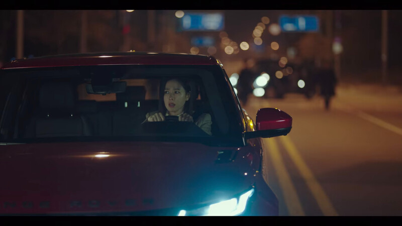 《愛的迫降》13集，尹世理駕著第二代 Range Rover Evoque 車款營救利正赫，紅色的車款超級吸睛。