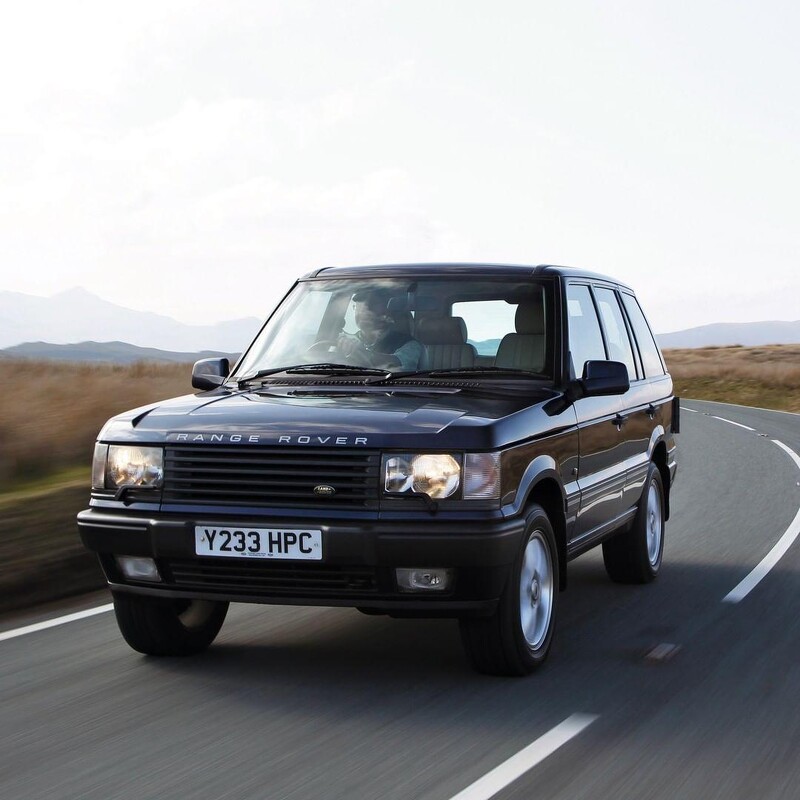 1994年發表的第二代Range Rover，提供長軸底盤並搭載改良版電子氣壓式懸吊系統。