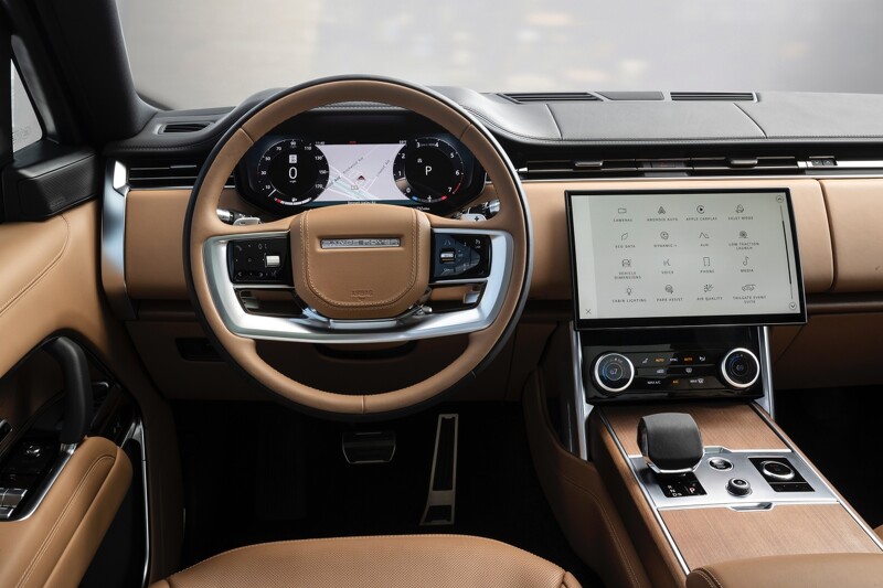 奢華舒適並存的內裝設計，中控台搭配13.1吋中央曲面顯示螢幕。
