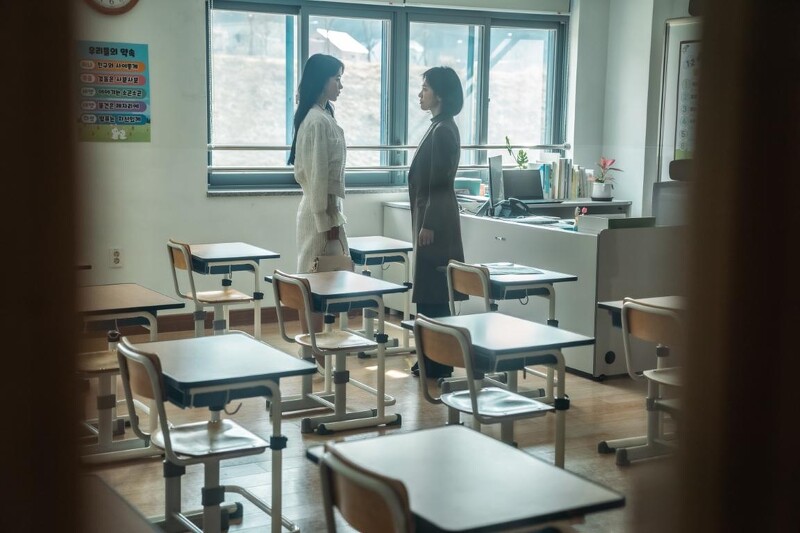 《黑暗榮耀》林智妍直奔教室和宋慧喬對質,畫面上的兩人就像在棋盤上的白子與黑子