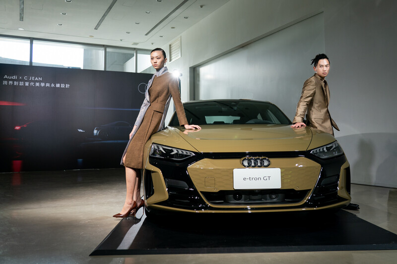 以Audi e-tron GT(Tactical Green metallic)為靈感,C JEAN運用具有光澤感的再生纖維布料與立體效果剪裁,打造四款設計,呼應車款細膩優美又不失力量感的個性。