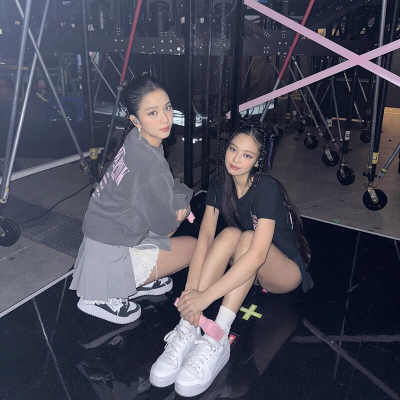 Jennie與Jisoo穿的都是adidas Originals Forum Bold款式