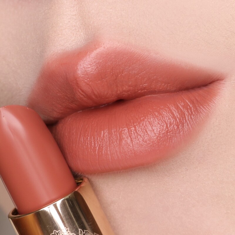 Bobbi Brown金緻緞光唇膏#64 AFTERNOONTEA唇部試色。