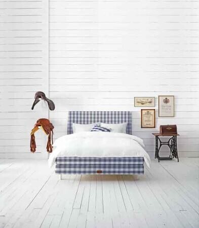 以製造馬鞍起家的Hastens,後專注於製造頂級床具,而Hastens的標誌-奔騰駿馬,是Hastens以手工製作馬鞍的紀念及見證