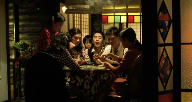 《悲情城市》唐綺陽(左三托腮)飾演酒家女打四色牌,和演員高捷、太保等人同框