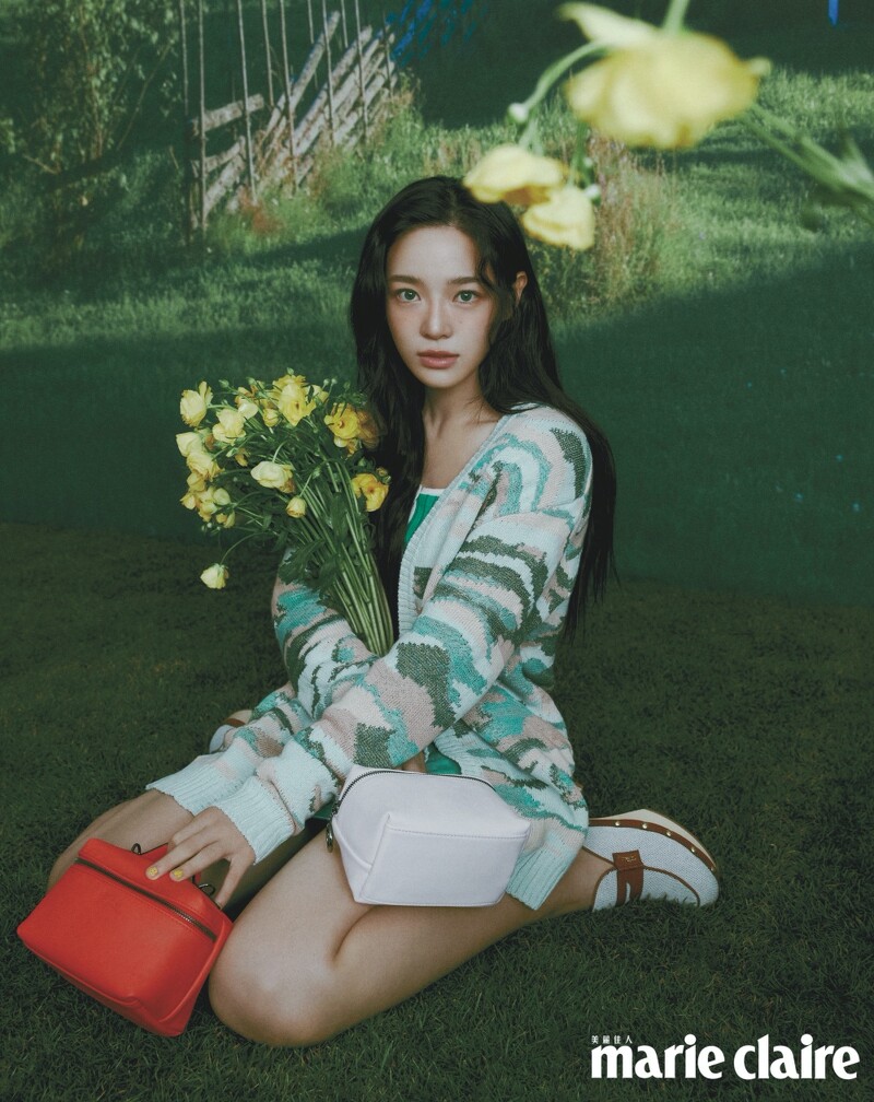 藍綠色圖紋開襟衫、綠色短版背心、卡其色木履鞋、LE PLIAGE XTRA 系列橘色斜揹袋、LE PLIAGE XTRA 系列粉色斜揹袋,all by LONGCHAMP。