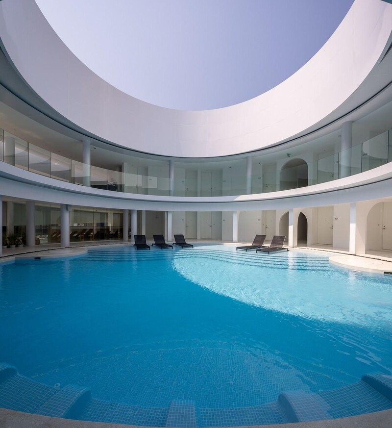 露天游泳池搭配採光天井與純白色調。