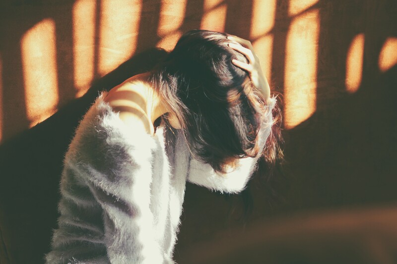 有头皮屑怎么办？皮肤科医师来说明，成因、解决方式、挑髮品一次解答