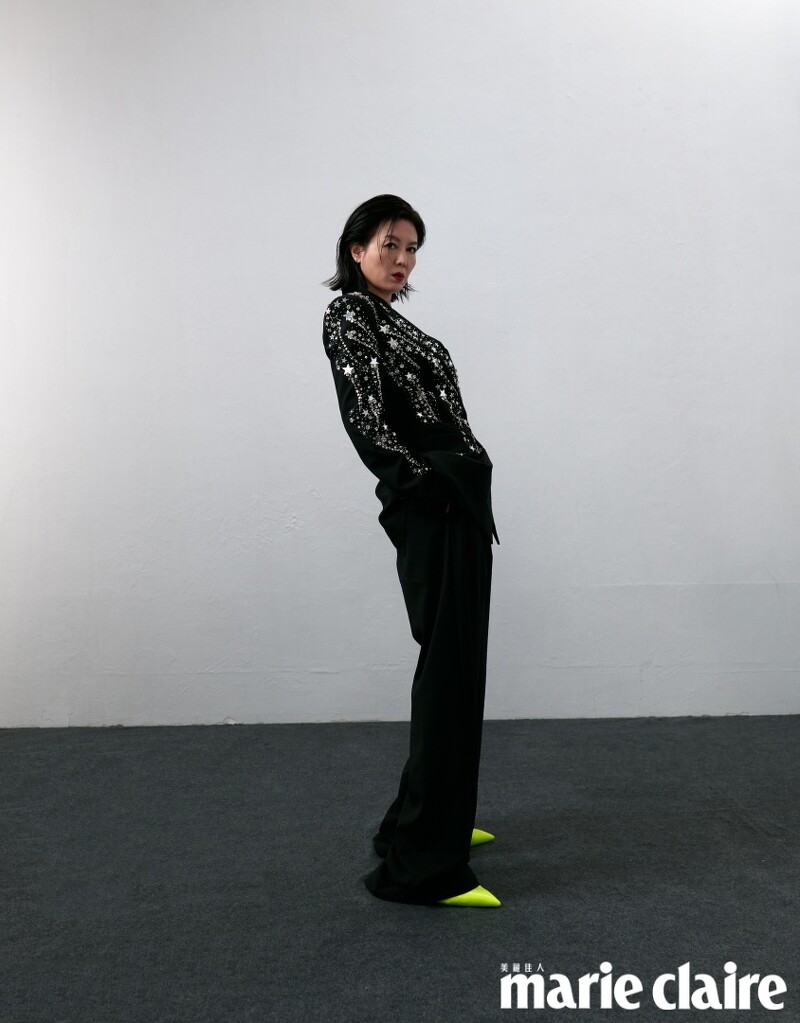 黑色亮片西裝外套、黑色西裝長褲、螢光黃綁帶高跟鞋,all by MSGM。