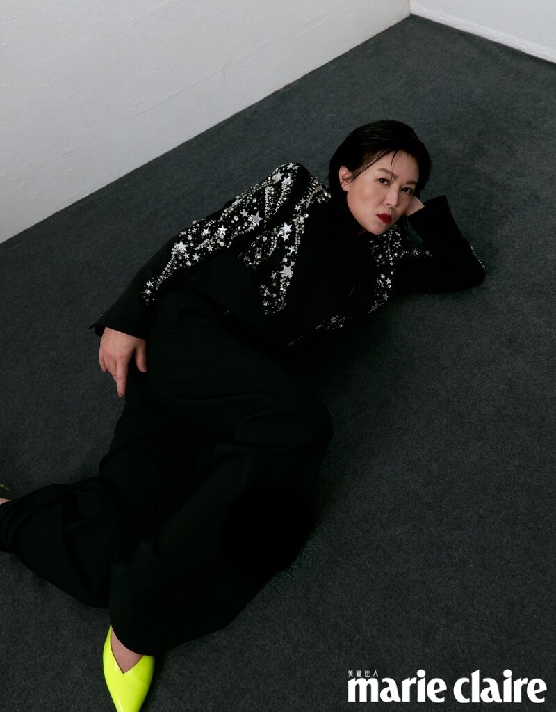 黑色亮片西裝外套、黑色西裝長褲、螢光黃綁帶高跟鞋,all by MSGM。