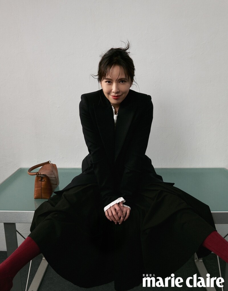 黑色西裝外套、白色 Oversize 長袖上衣、黑色圓裙,all by Sportmax;棕色皮革肩背包、黑色皮革高跟鞋,both by Tod’s。