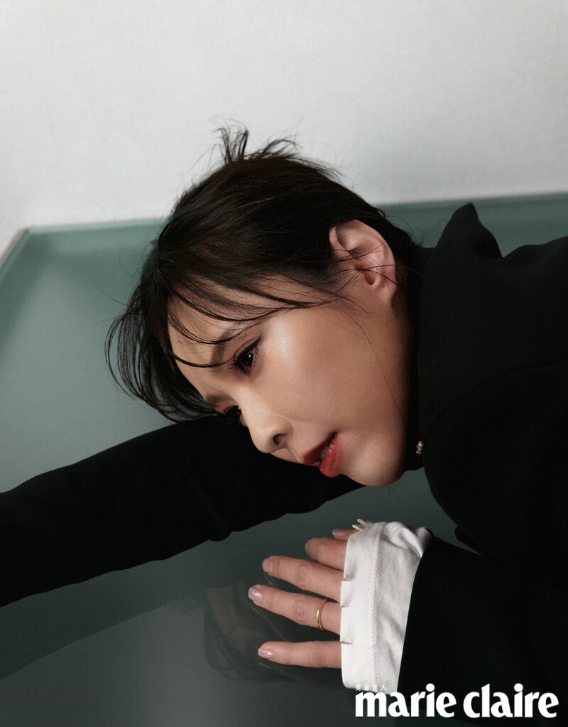 黑色西裝外套、白色 Oversize 長袖上衣、黑色圓裙,all by Sportmax。